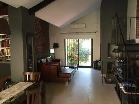 Excelente casa 5 ambientes a la venta con parque y piscina en Ituzaingo Norte