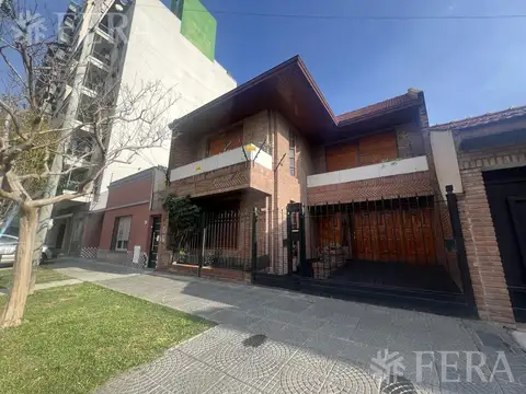Venta de casa 4 ambientes con cochera y fondo libre en Wilde