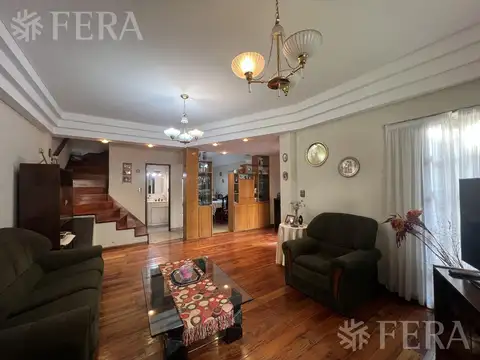 Casa en Venta con 2 cocheras