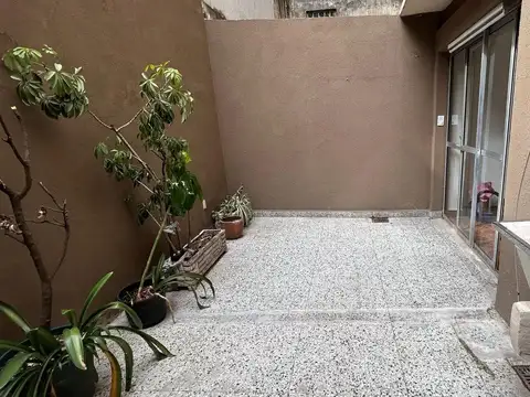 DEPARTAMENTO EN VENTA - ABASTO - 2 1/2 AMB + PATIO