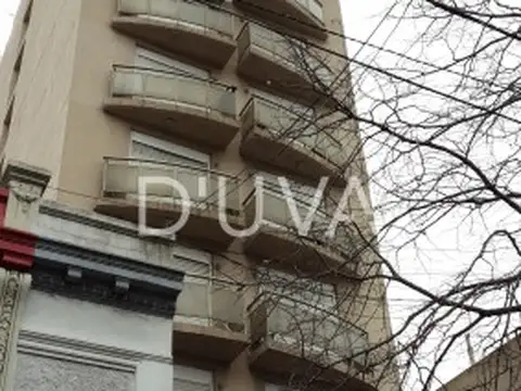 Monoambiente con balcón.-