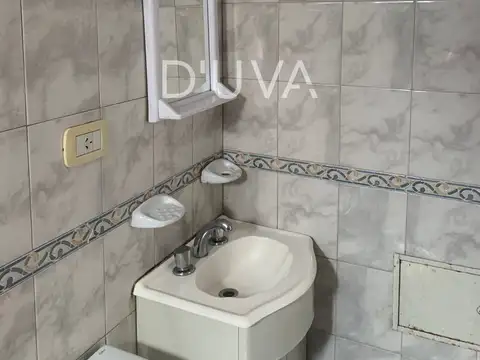 Monoambiente con balcón.-