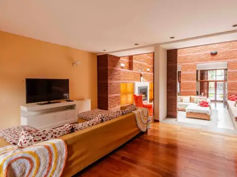 Casa en Venta con 3 cocheras