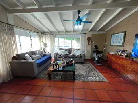 Casa 8 ambientes con 3 baños