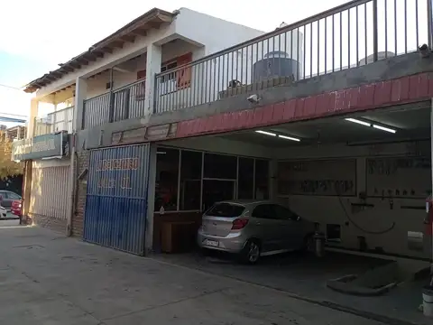 Venta de galpón con local comercial y departamento a terminar