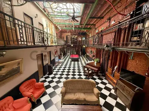 Venta de hotel ambientado y decorado de época, en Monserrat