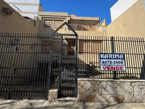 LINIERS. TONELERO 6100. CASA 2 PLANTAS 5 AMBIENTES 2 COCHERAS FONDO LIBRE PARRILLA.