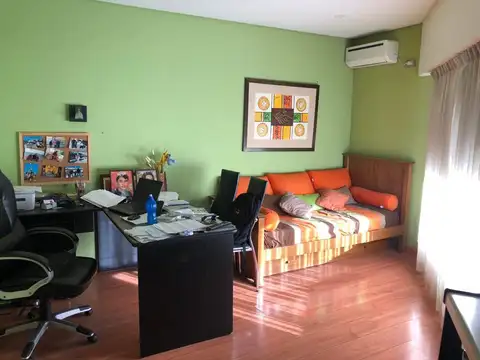Hermosa Casa 4 ambientes con parque y piscina en venta - Ituzaingó Norte