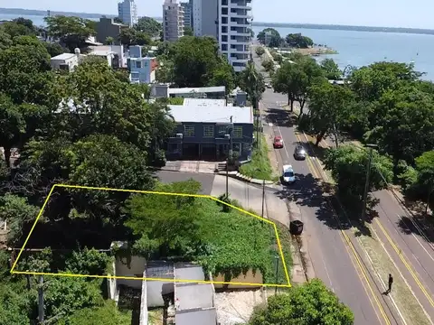 Esquina a Metros de la Costanera y el Rio