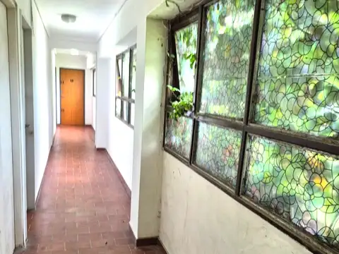 OFICINA DE DOS AMBIENTES  EN PRIMER PISO CON BAÑO Y KICHINETTE