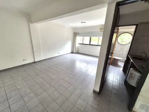 OFICINA 4X4 EN PRIMER PISO CON BAÑO Y KICHINETTE