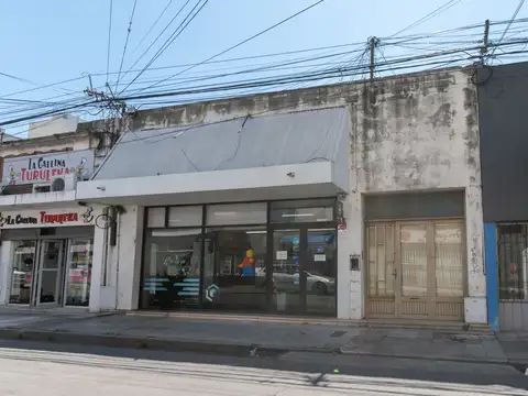 Venta de casa con local al frente en microcentro