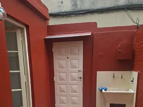 -B-ALQUILER PH 1 ambiente, con patio y cocina independiente – ALMAGRO 