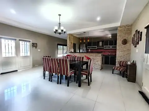 Casa en Venta con 2 cocheras