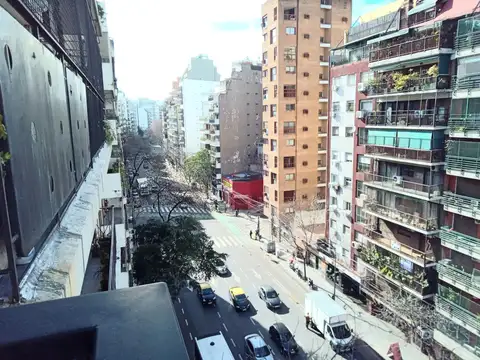 MONOAMBIENTE DIVIDIDO CON BALCON SUPER LUMINOSO PISO ALTO PARRILLA