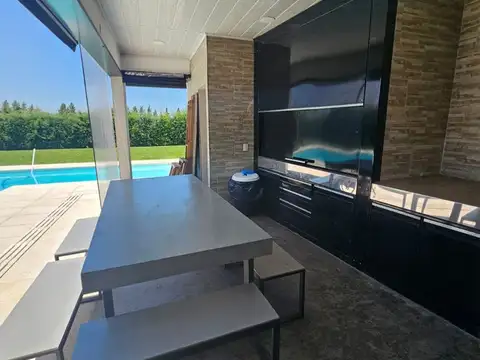 Casa 4 ambientes con 2 baños