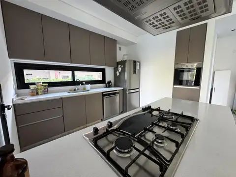 Casa en Venta con 4 cocheras