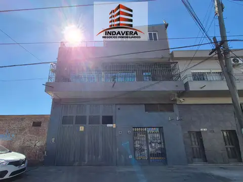 Excelente Galpón de 897 m2 Cubiertos - Con Montacargas y Vivienda - Caseros
