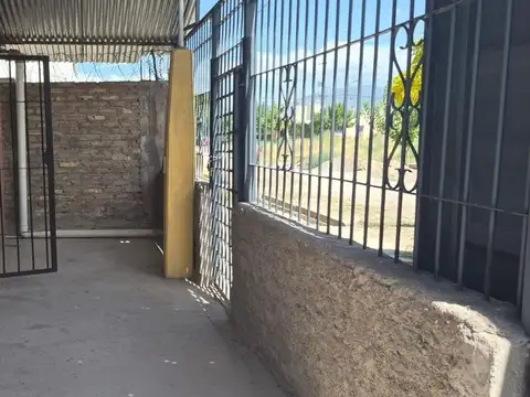 Casa en Alquiler con 2 cocheras