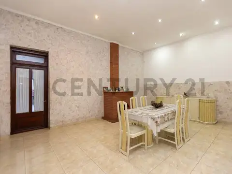 VENTA PERMUTA CASA 4 AMB CON COCHERA Y OFICINA APTA CREDITO EN CASEROS