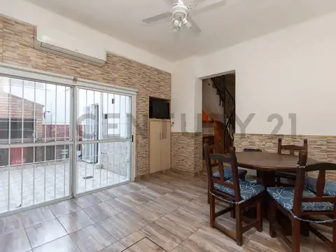 VENTA PERMUTA CASA 4 AMB CON COCHERA Y OFICINA APTA CREDITO EN CASEROS