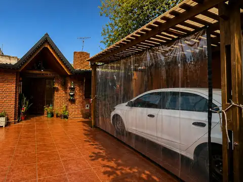 Casa en venta 3 ambientes con escritorio  y patio