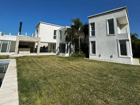 Casa en Venta con 2 cocheras