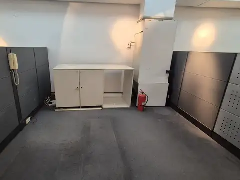 Oficina 5 ambientes con 2 baños