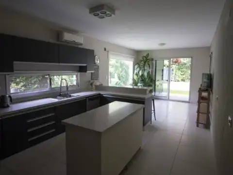 Casa 6 ambientes con 3 baños