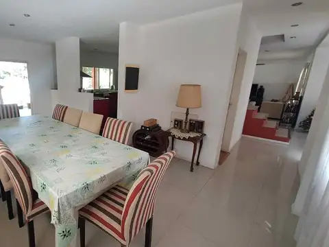 Casa en Venta con 3 cocheras