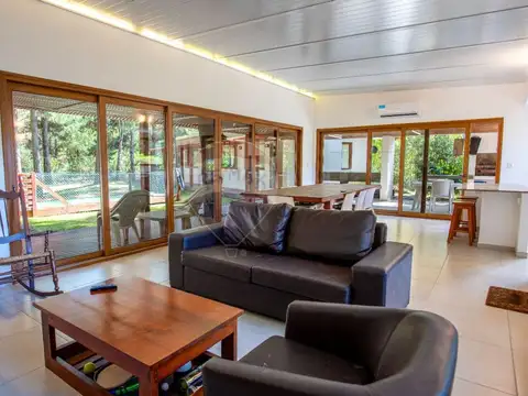 Casa 5 ambientes con 4 baños
