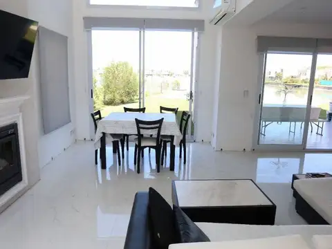 Casa en Alquiler con 2 cocheras