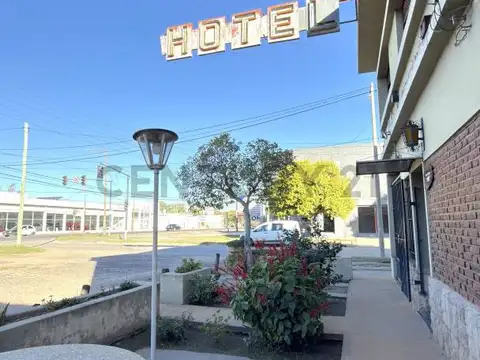 Hotel en venta. Ruta 8 en esquina estratégica + vivienda y potencial de desarrollo. Venado Tuerto