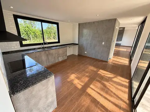 Casa en alquiler permanente | Barrio Los Pinos II - Exaltación de la Cruz.-