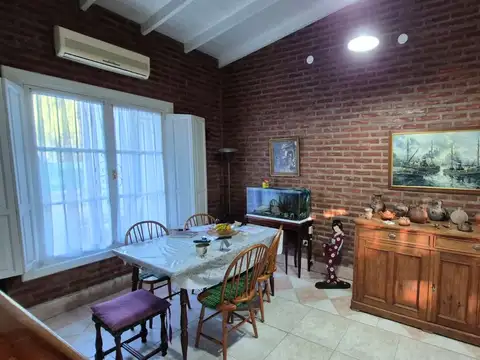 Casa 5 ambientes con 2 baños