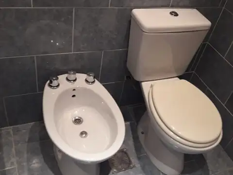 casa tipo ph al frente con cochera de 2 ambientes con patio con parrilla