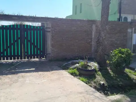 Terreno con pileta en venta en Altos del valle.-