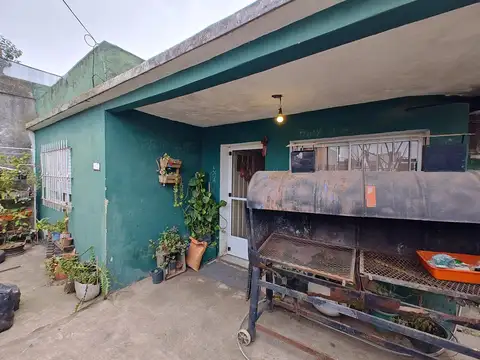 Muy buena propiedad con casa al frente y departamento a la venta en G Catan