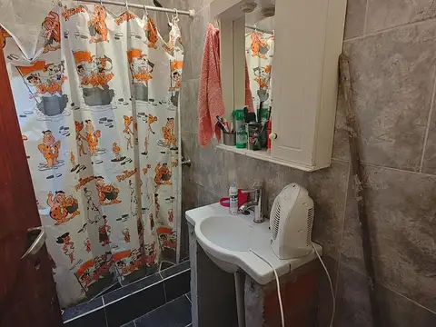 Muy buena propiedad con casa al frente y departamento a la venta en G Catan