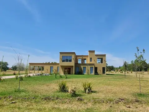 Casa en Venta con 4 cocheras