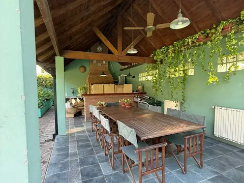 Casa en Venta con 3 cocheras