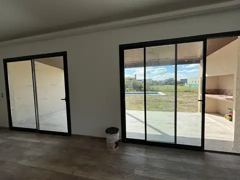 Casa en Alquiler con 3 cocheras