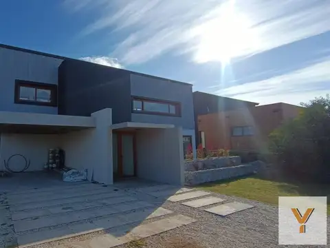 Casa en venta - 4 Dormitorios 4 Baños - Pinamar