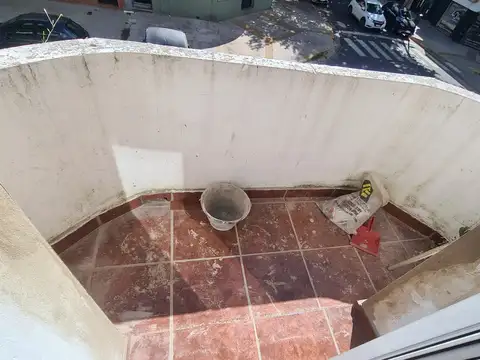 Burela 3100 esquina Iberá, Villa Urquiza. PH sin expensas. Piso 1 por escalera. 80 m2 totales. 60 m2 cubiertos. Reciclado a nuevo. Al Frente. 2 plantas. 3 ambientes. 2 dormitorios. 2 baños. Balcón. Terraza de 20 m2