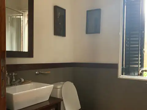 MUY LINDA CASA Y EN IMPECABLE ESTADO 