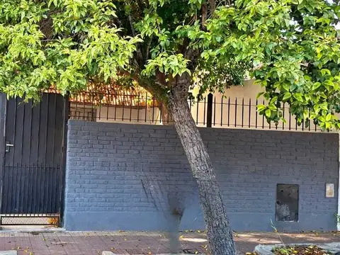 Casa Chalet  en Venta en Banfield, Lomas de Zamora, G.B.A. Zona Sur