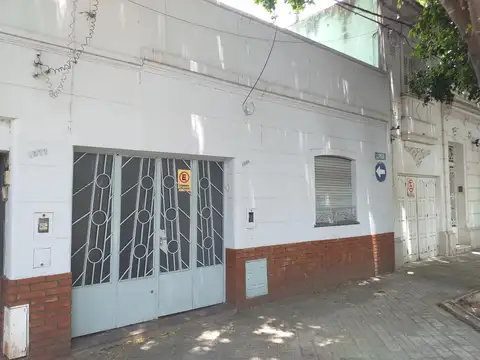 Arroyito, J. J. Paso 1081, 3 dormitorios, cochera, terraza, 2 baños.-