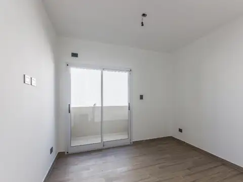 DEPARTAMENTO 2 AMB -  1° PISO AL FRENTE - CON BALCON - ENTREGA INMEDIATA