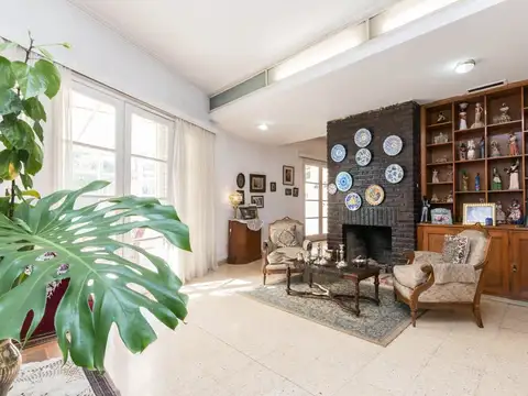 EXCELENTE CASA, INMEJORABLE UBICACIÓN- ALSINA 1760