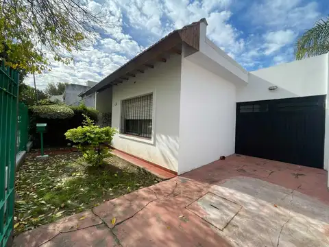 CASA 3 AMBIENTES COCHERA JARDIN PARRILLA LAVADERO